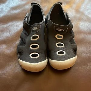 Boys size 1Y Keen waterproof sandals